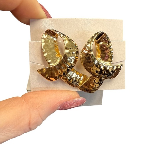 Avon Goldtone Hammered loop clip  Earrings. NIB 1989 vintage - Picture 1 of 5